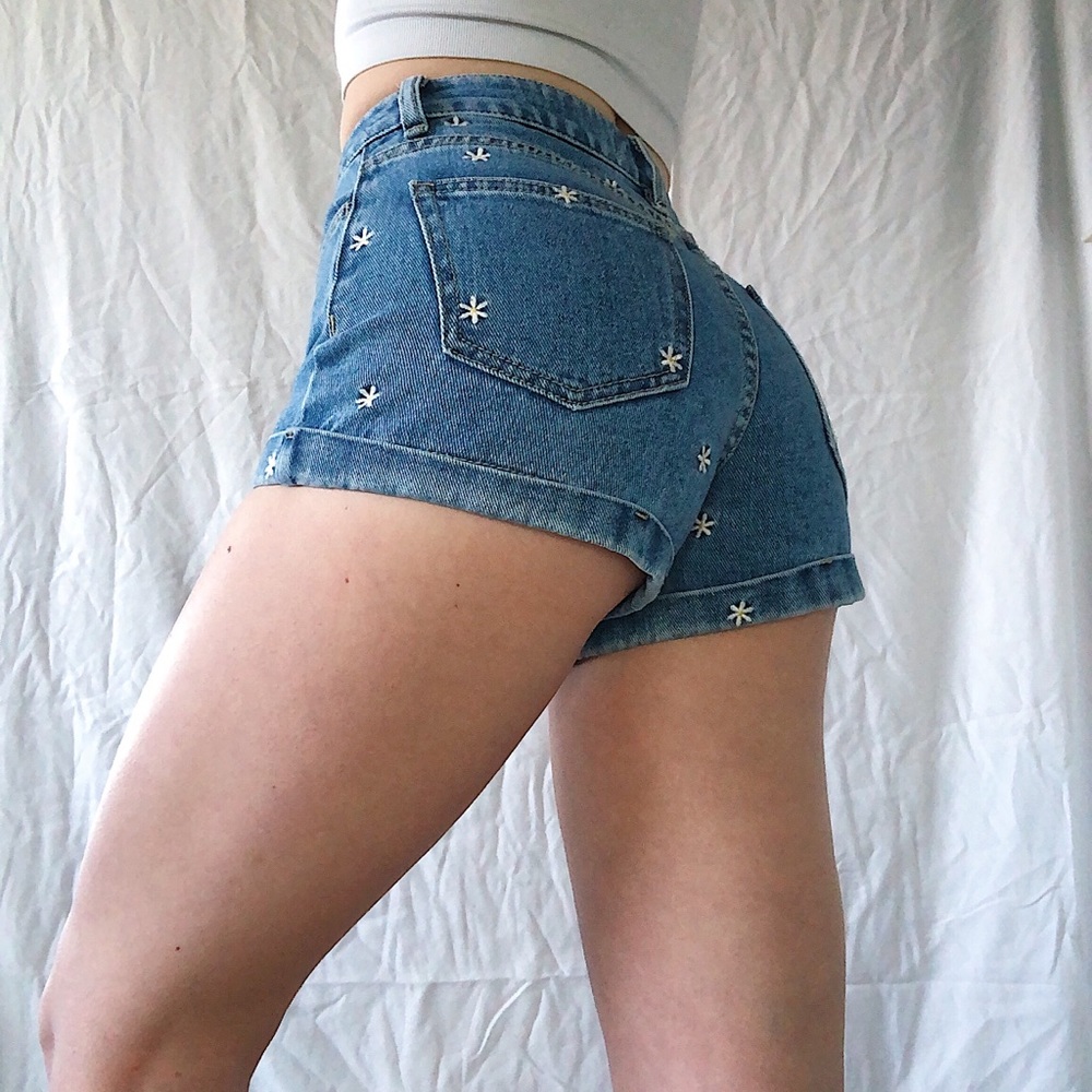 Daisy embroidered Pacsun shorts